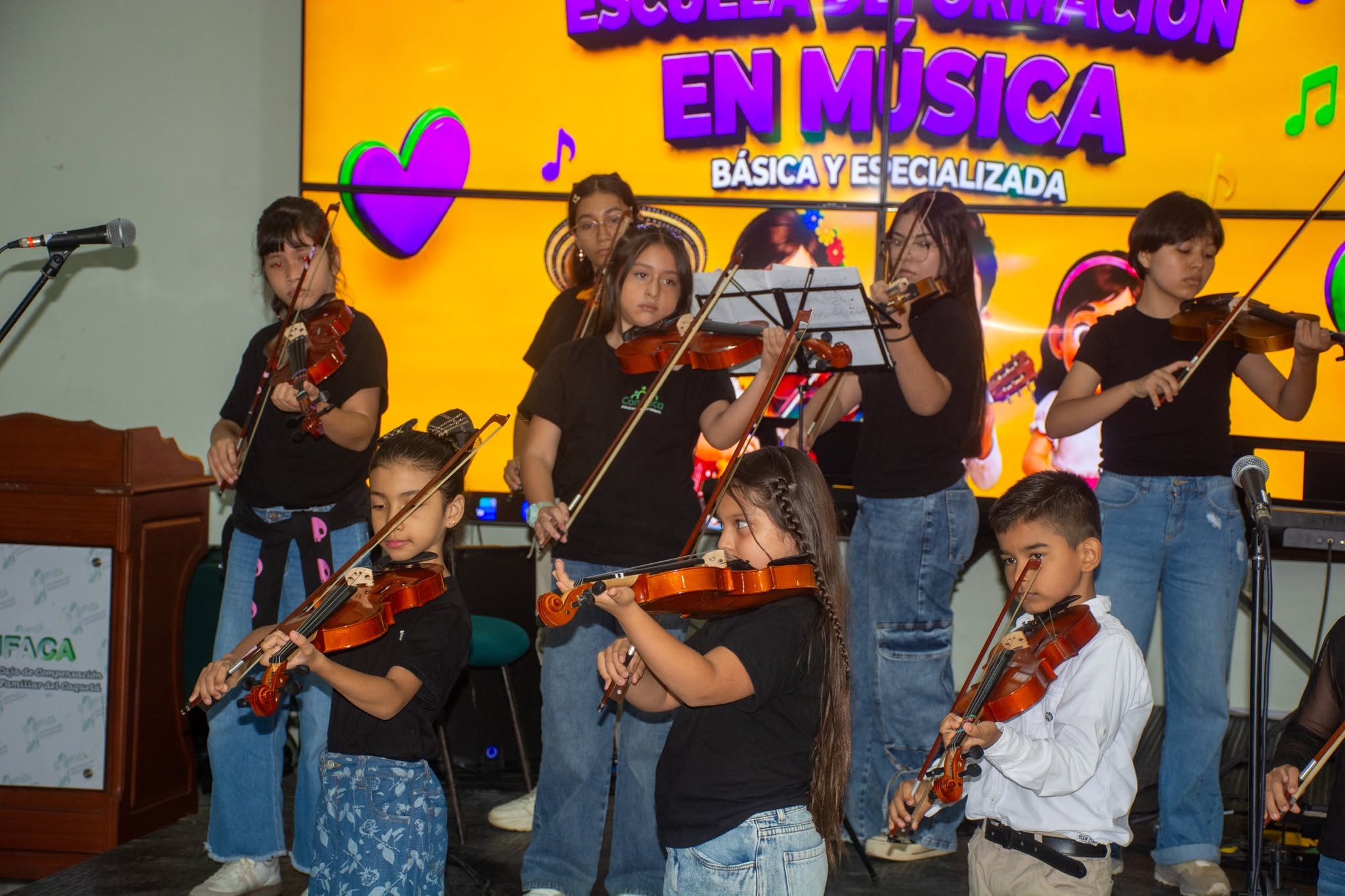 Niños en clase en las escuelas de formación de Comfaca