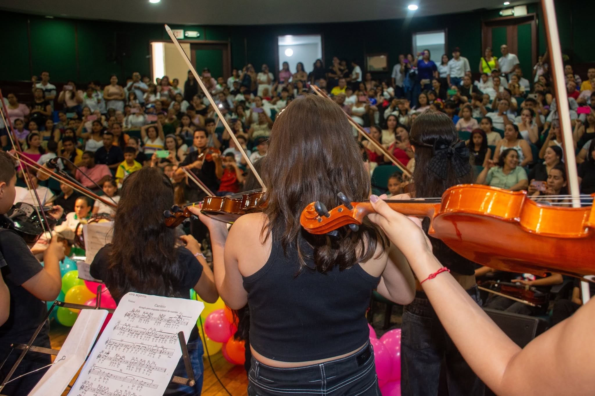 Niños y niñas participando en actividades de FONIÑEZ COMFACA