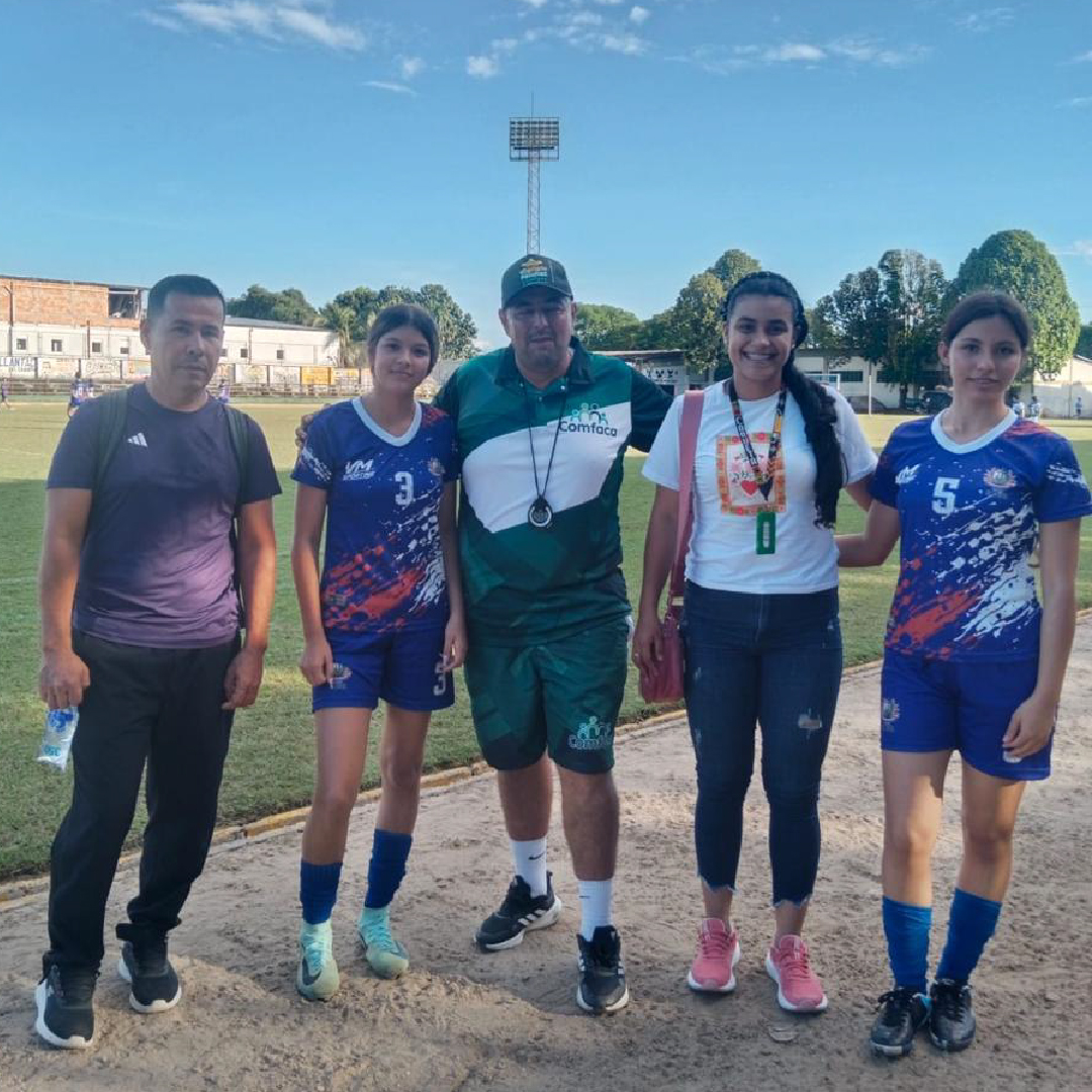 Campeonas de fútbol femenino con su instructor